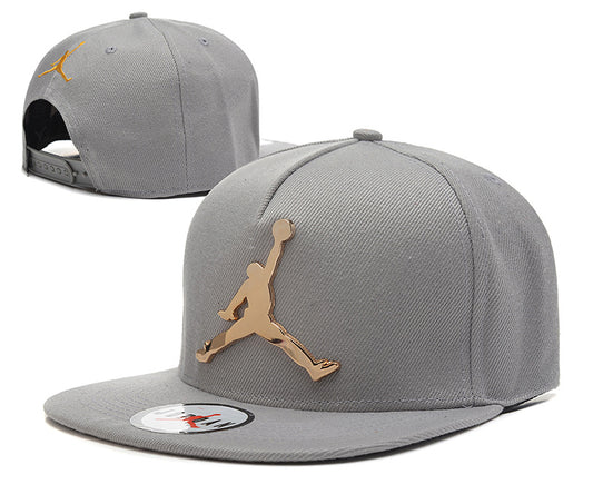 Les casquettes air Jordan incarnent l’héritage de la légende Michael Jordan, offrant un mélange parfait entre performance et style urbain.