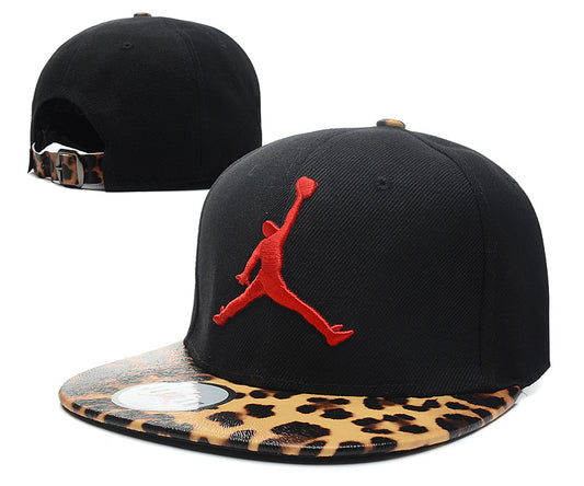 Les casquettes air Jordan incarnent l’héritage de la légende Michael Jordan, offrant un mélange parfait entre performance et style urbain.
