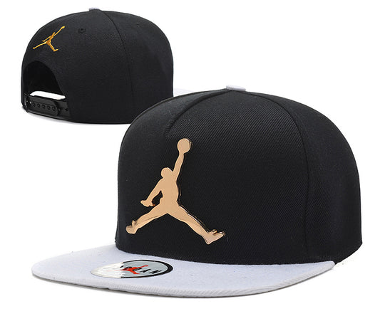 Les casquettes air Jordan incarnent l’héritage de la légende Michael Jordan, offrant un mélange parfait entre performance et style urbain.