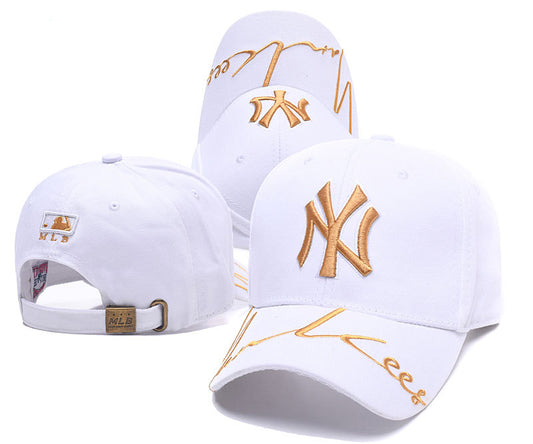 Les casquettes New Era unisexe sont une référence.

 incontournable pour ceux qui recherchent un accessoire à la fois tendance et fonctionnel.

En plus, leur design emblématique, associé à des matériaux de qualité.