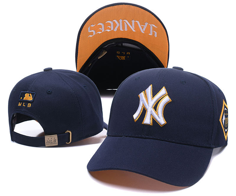Les casquettes New Era unisexe sont une référence.

 incontournable pour ceux qui recherchent un accessoire à la fois tendance et fonctionnel.

En plus, leur design emblématique, associé à des matériaux de qualité.
