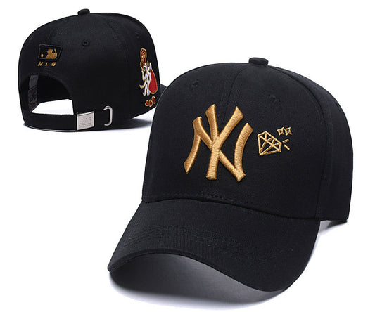 Les casquettes New Era unisexe sont une référence.

 incontournable pour ceux qui recherchent un accessoire à la fois tendance et fonctionnel.

En plus, leur design emblématique, associé à des matériaux de qualité.