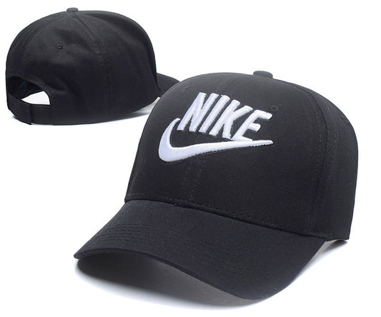 Les casquettes snapback Nike combinent parfaitement un design moderne et une fonctionnalité optimale, idéales pour un look sportif et urbain.