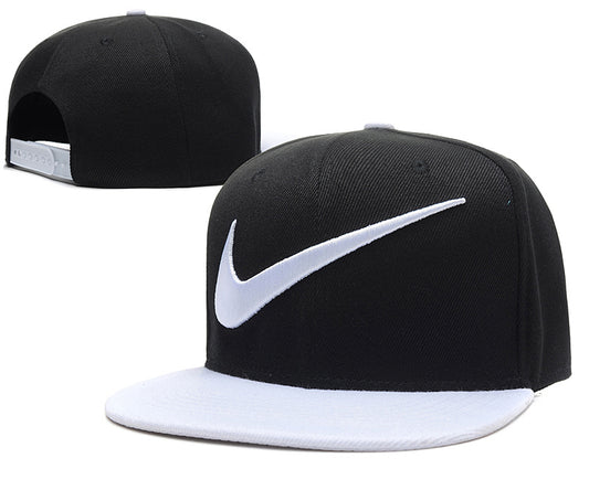 Les casquettes snapback Nike combinent parfaitement un design moderne et une fonctionnalité optimale, idéales pour un look sportif et urbain.
