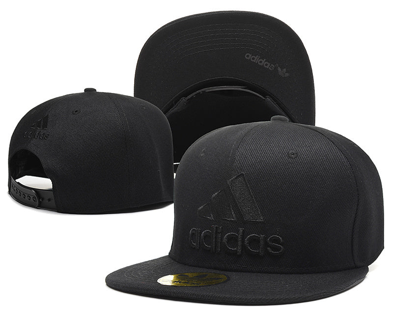 Les casquettes snapback adidas combinent parfaitement un design moderne et une fonctionnalité optimale, idéales pour un look sportif et urbain.