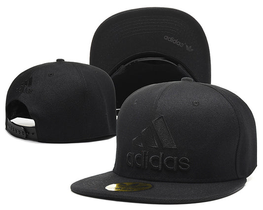 Les casquettes snapback adidas combinent parfaitement un design moderne et une fonctionnalité optimale, idéales pour un look sportif et urbain.
