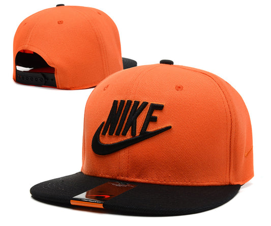 Les casquettes snapback Nike combinent parfaitement un design moderne et une fonctionnalité optimale, idéales pour un look sportif et urbain.