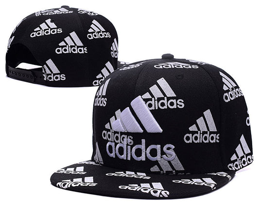 Les casquettes snapback adidas combinent parfaitement un design moderne et une fonctionnalité optimale, idéales pour un look sportif et urbain.