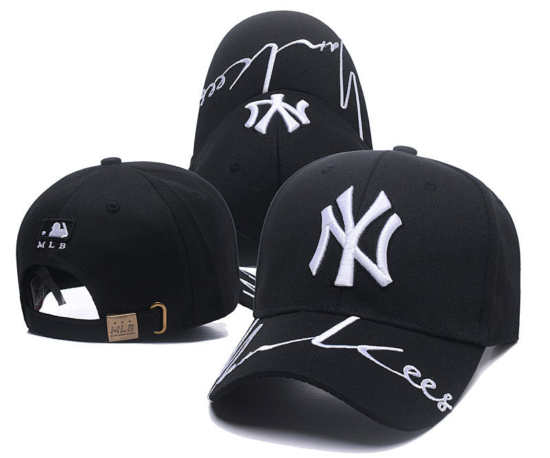 Les casquettes New Era unisexe sont une référence.

 incontournable pour ceux qui recherchent un accessoire à la fois tendance et fonctionnel.

En plus, leur design emblématique, associé à des matériaux de qualité.