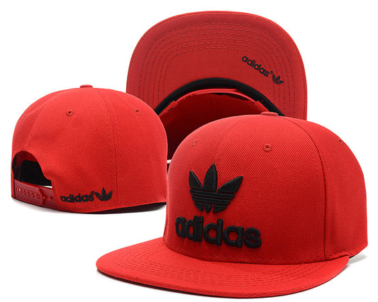 Les casquettes snapback adidas combinent parfaitement un design moderne et une fonctionnalité optimale, idéales pour un look sportif et urbain.