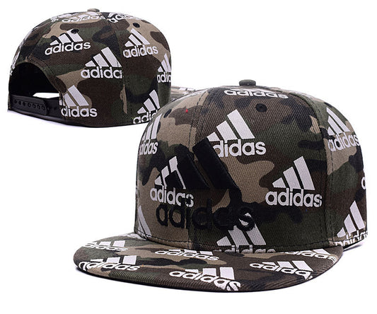 Les casquettes snapback adidas combinent parfaitement un design moderne et une fonctionnalité optimale, idéales pour un look sportif et urbain.