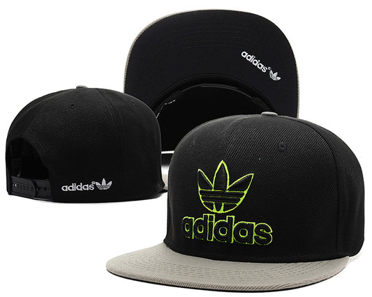 Les casquettes snapback adidas combinent parfaitement un design moderne et une fonctionnalité optimale, idéales pour un look sportif et urbain.