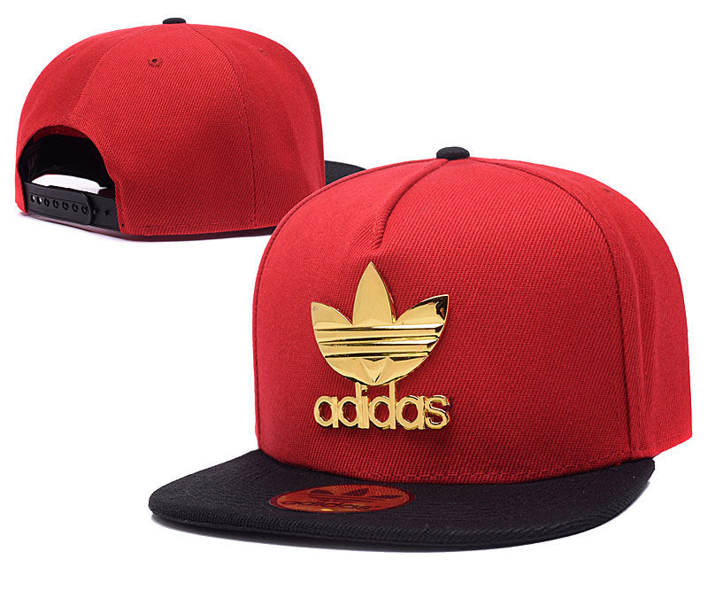 Les casquettes snapback adidas combinent parfaitement un design moderne et une fonctionnalité optimale, idéales pour un look sportif et urbain.