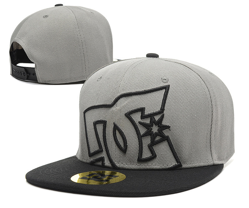 Les casquettes snapback unisexe combinent parfaitement un design moderne et une fonctionnalité optimale, idéales pour un look sportif et urbain.