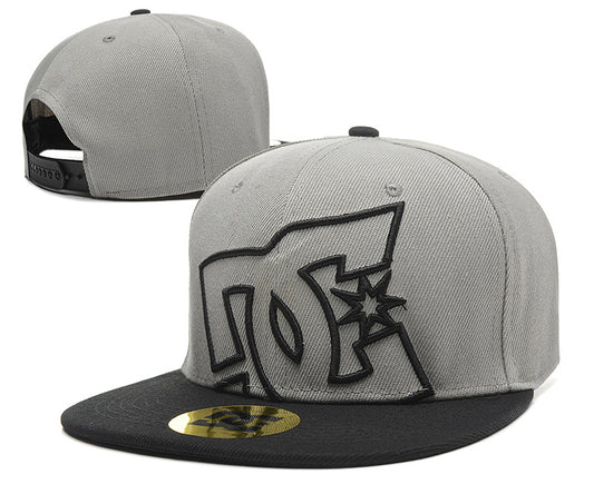 Les casquettes snapback unisexe combinent parfaitement un design moderne et une fonctionnalité optimale, idéales pour un look sportif et urbain.