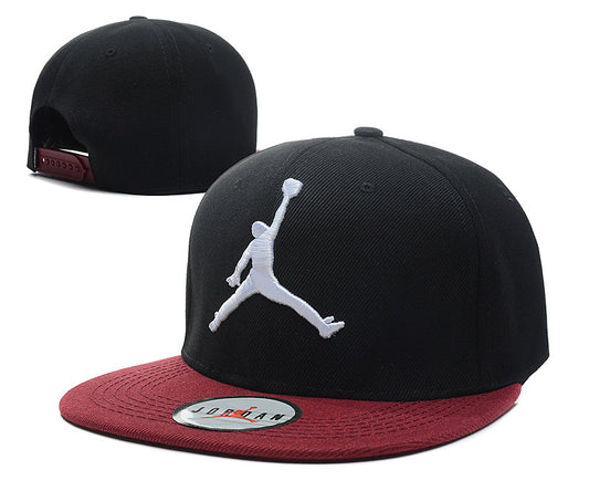 Les casquettes air Jordan incarnent l’héritage de la légende Michael Jordan, offrant un mélange parfait entre performance et style urbain.