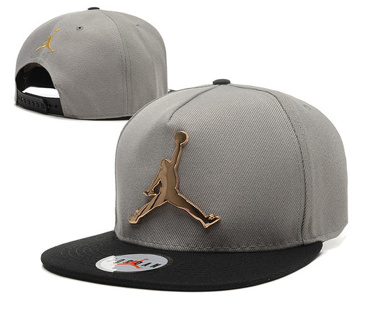 Les casquettes air Jordan incarnent l’héritage de la légende Michael Jordan, offrant un mélange parfait entre performance et style urbain.