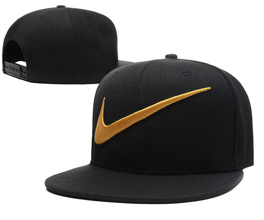 Les casquettes snapback Nike combinent parfaitement un design moderne et une fonctionnalité optimale, idéales pour un look sportif et urbain.