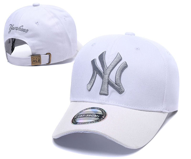 Les casquettes New Era unisexe sont une référence.

 incontournable pour ceux qui recherchent un accessoire à la fois tendance et fonctionnel.

En plus, leur design emblématique, associé à des matériaux de qualité.