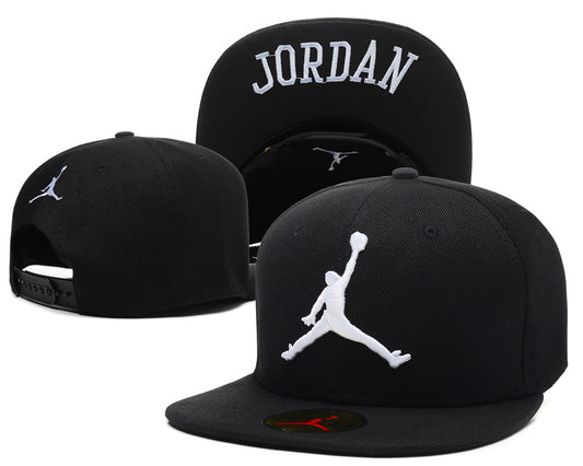 Les casquettes air Jordan incarnent l’héritage de la légende Michael Jordan, offrant un mélange parfait entre performance et style urbain.