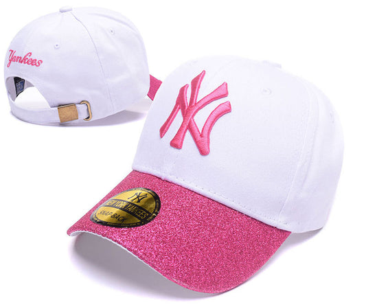Les casquettes New Era unisexe sont une référence.

 incontournable pour ceux qui recherchent un accessoire à la fois tendance et fonctionnel.

En plus, leur design emblématique, associé à des matériaux de qualité.