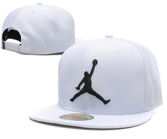 Les casquettes air Jordan incarnent l’héritage de la légende Michael Jordan, offrant un mélange parfait entre performance et style urbain.