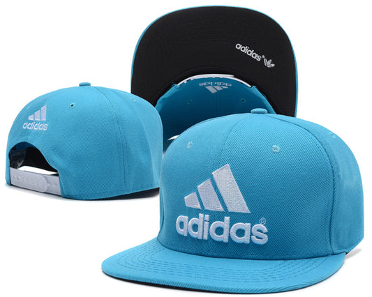 Les casquettes snapback adidas combinent parfaitement un design moderne et une fonctionnalité optimale, idéales pour un look sportif et urbain.