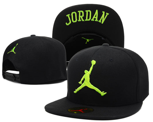Les casquettes air Jordan incarnent l’héritage de la légende Michael Jordan, offrant un mélange parfait entre performance et style urbain.