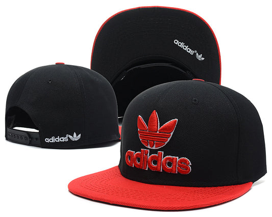 Les casquettes snapback adidas combinent parfaitement un design moderne et une fonctionnalité optimale, idéales pour un look sportif et urbain.