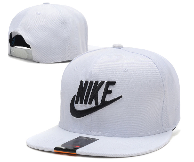Les casquettes snapback Nike combinent parfaitement un design moderne et une fonctionnalité optimale, idéales pour un look sportif et urbain.
