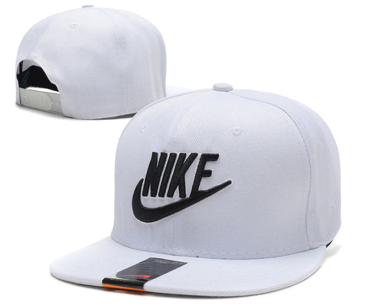 Les casquettes snapback Nike combinent parfaitement un design moderne et une fonctionnalité optimale, idéales pour un look sportif et urbain.