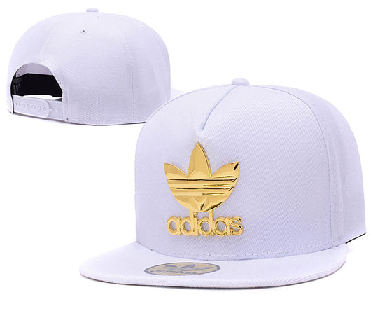 Les casquettes snapback adidas combinent parfaitement un design moderne et une fonctionnalité optimale, idéales pour un look sportif et urbain.