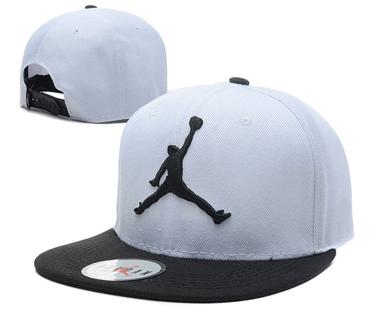 Les casquettes air Jordan incarnent l’héritage de la légende Michael Jordan, offrant un mélange parfait entre performance et style urbain.