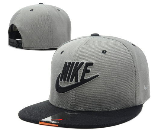 Les casquettes snapback Nike combinent parfaitement un design moderne et une fonctionnalité optimale, idéales pour un look sportif et urbain.