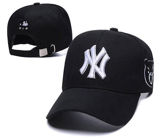 Les casquettes New Era unisexe sont une référence.

 incontournable pour ceux qui recherchent un accessoire à la fois tendance et fonctionnel.

En plus, leur design emblématique, associé à des matériaux de qualité.