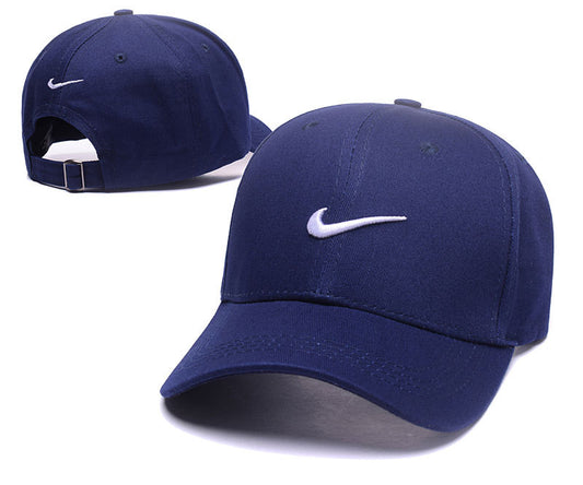 Les casquettes snapback Nike combinent parfaitement un design moderne et une fonctionnalité optimale, idéales pour un look sportif et urbain.