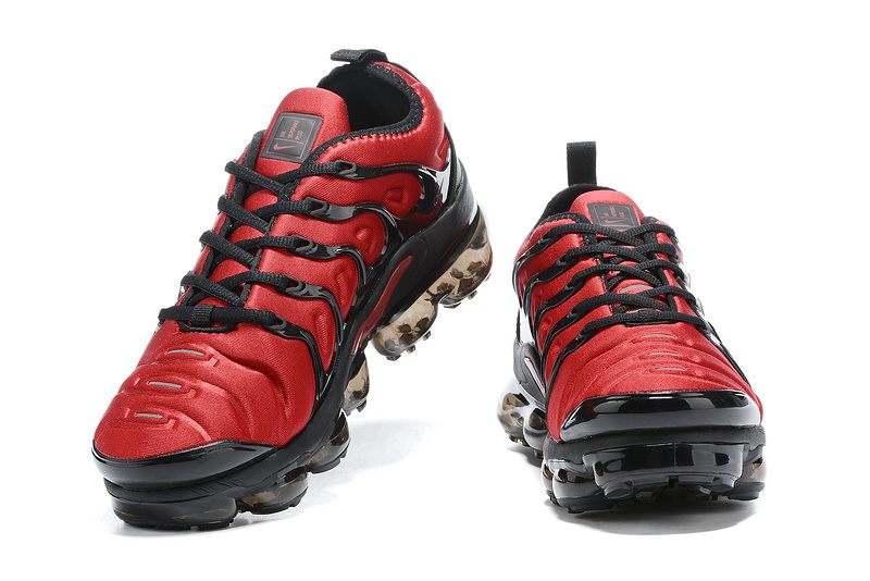 Les Nike Air Vapormax Plus TN Femme incarnent une fusion audacieuse entre l’héritage des baskets TN des années 90 et l’innovation moderne de la technologie Vapormax.