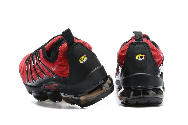 Les Nike Air Vapormax Plus TN Femme incarnent une fusion audacieuse entre l’héritage des baskets TN des années 90 et l’innovation moderne de la technologie Vapormax.