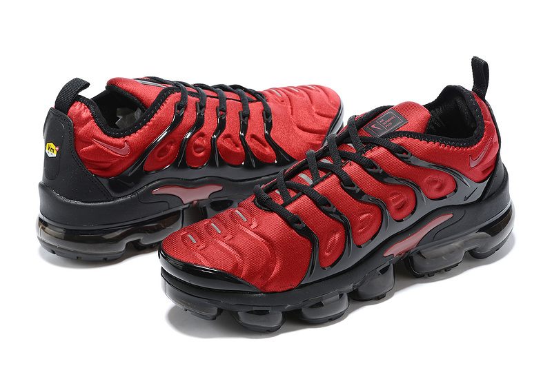 Les Nike Air Vapormax Plus TN Femme incarnent une fusion audacieuse entre l’héritage des baskets TN des années 90 et l’innovation moderne de la technologie Vapormax.