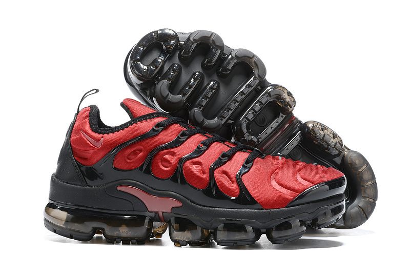 Les Nike Air Vapormax Plus TN Femme incarnent une fusion audacieuse entre l’héritage des baskets TN des années 90 et l’innovation moderne de la technologie Vapormax.