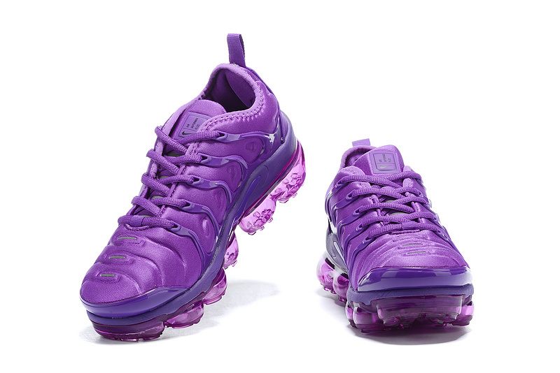 Les Nike Air Vapormax Plus TN Femme incarnent une fusion audacieuse entre l’héritage des baskets TN des années 90 et l’innovation moderne de la technologie Vapormax.