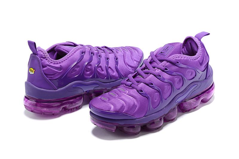 Les Nike Air Vapormax Plus TN Femme incarnent une fusion audacieuse entre l’héritage des baskets TN des années 90 et l’innovation moderne de la technologie Vapormax.