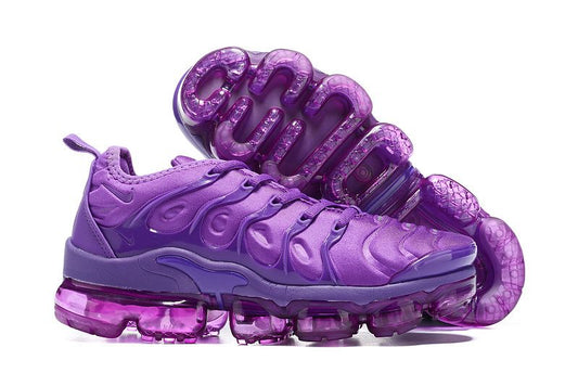 Les Nike Air Vapormax Plus TN Femme incarnent une fusion audacieuse entre l’héritage des baskets TN des années 90 et l’innovation moderne de la technologie Vapormax.