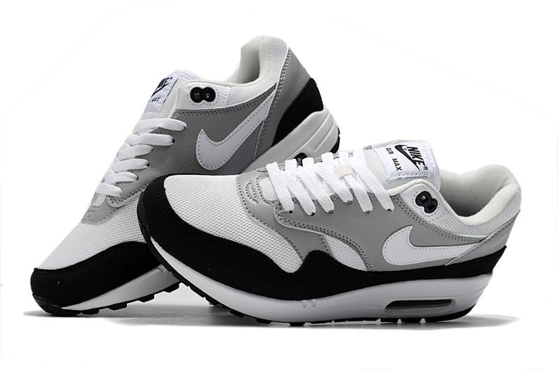 Les baskets Nike Air Max 1 Femme incarnent l’héritage emblématique de la marque Nike, combinant un design intemporel avec des touches modernes.