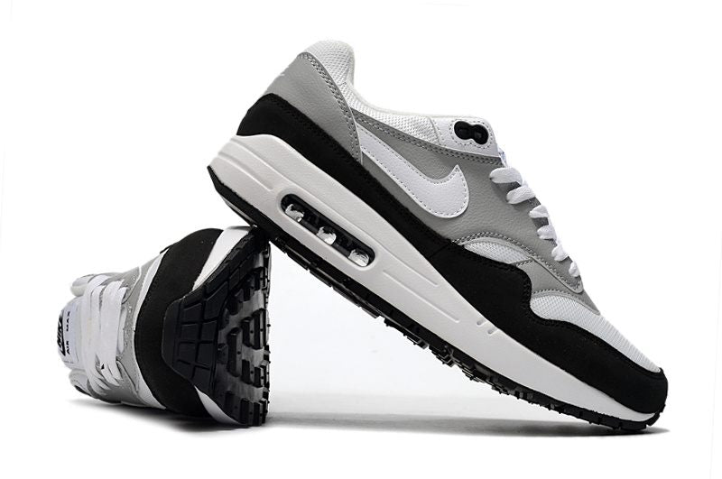 Les baskets Nike Air Max 1 Femme incarnent l’héritage emblématique de la marque Nike, combinant un design intemporel avec des touches modernes.
