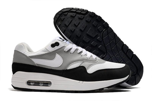 Les baskets Nike Air Max 1 Femme incarnent l’héritage emblématique de la marque Nike, combinant un design intemporel avec des touches modernes.