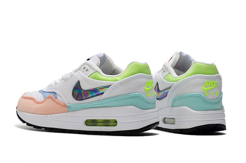 Les baskets Nike Air Max 1 Femme incarnent l’héritage emblématique de la marque Nike, combinant un design intemporel avec des touches modernes.