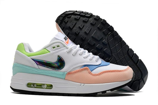Les baskets Nike Air Max 1 Femme incarnent l’héritage emblématique de la marque Nike, combinant un design intemporel avec des touches modernes.