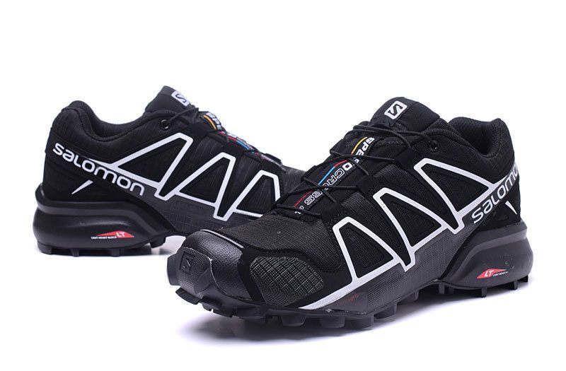 Les baskets Salomon Speed Cross III 1 Femme sont un témoignage de l'engagement de Salomon à combiner style et innovation.