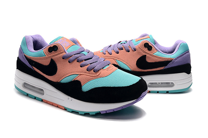 Les baskets Nike Air Max 1 Femme incarnent l’héritage emblématique de la marque Nike, combinant un design intemporel avec des touches modernes.